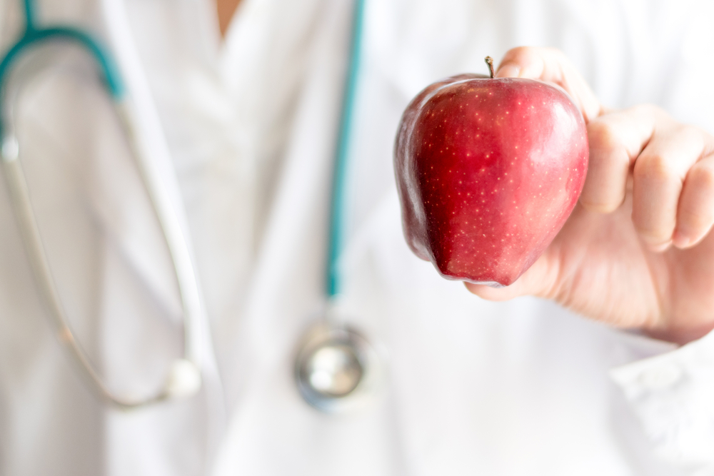 mythbuster-an-apple-a-day-keeps-the-doctor-away